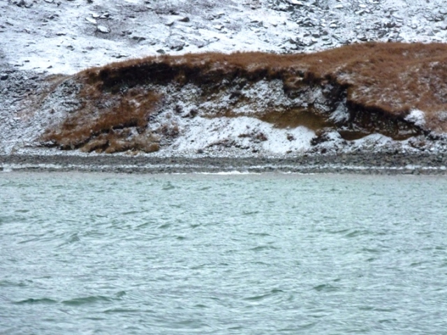 Размывание берега на бывшем поселении Мыс Чукотский. Ноябрь 2010. Фото А.Боровика 